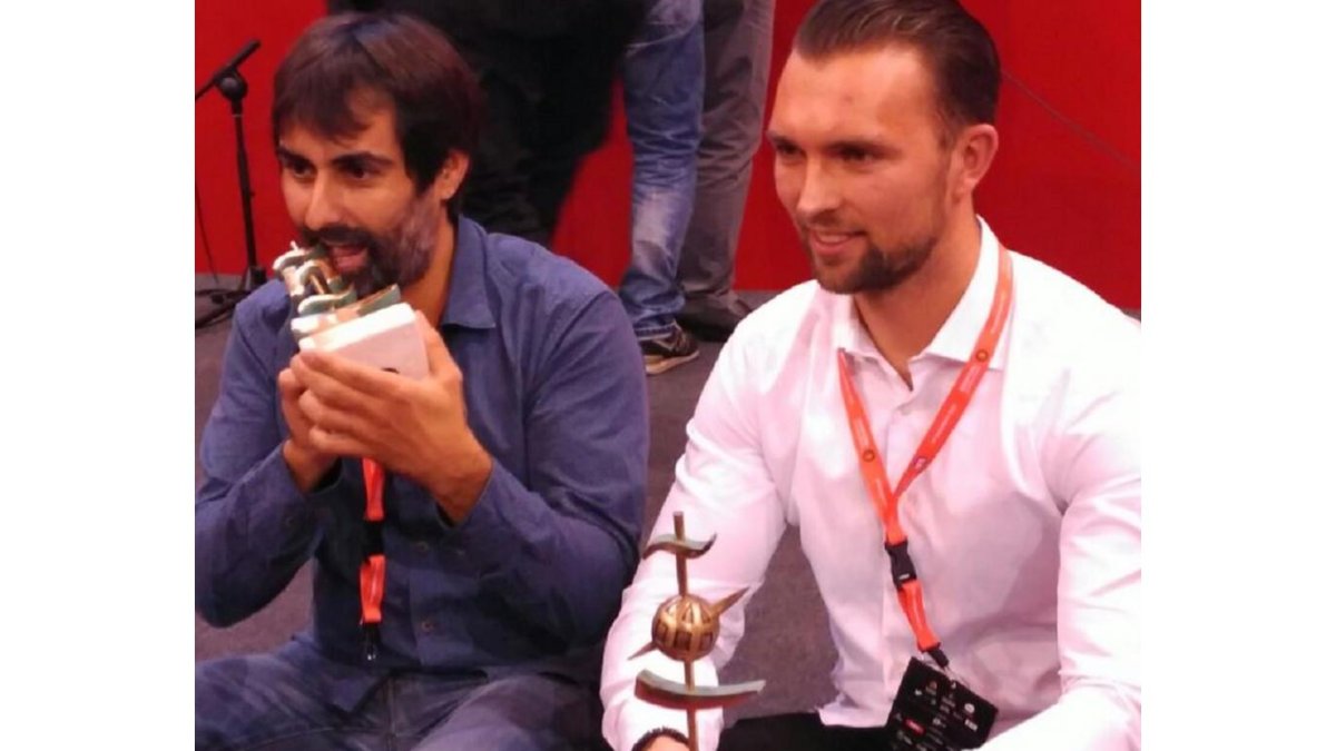 Los dos ganadores del concurso.-E. M.