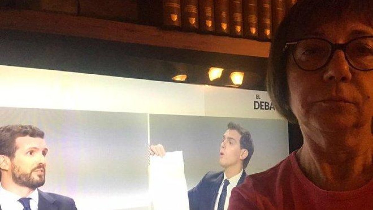 Mari Carmen, la tuitera de Comrpomís, ante su televisor viendo el debate electoral.-COMPROMÍS
