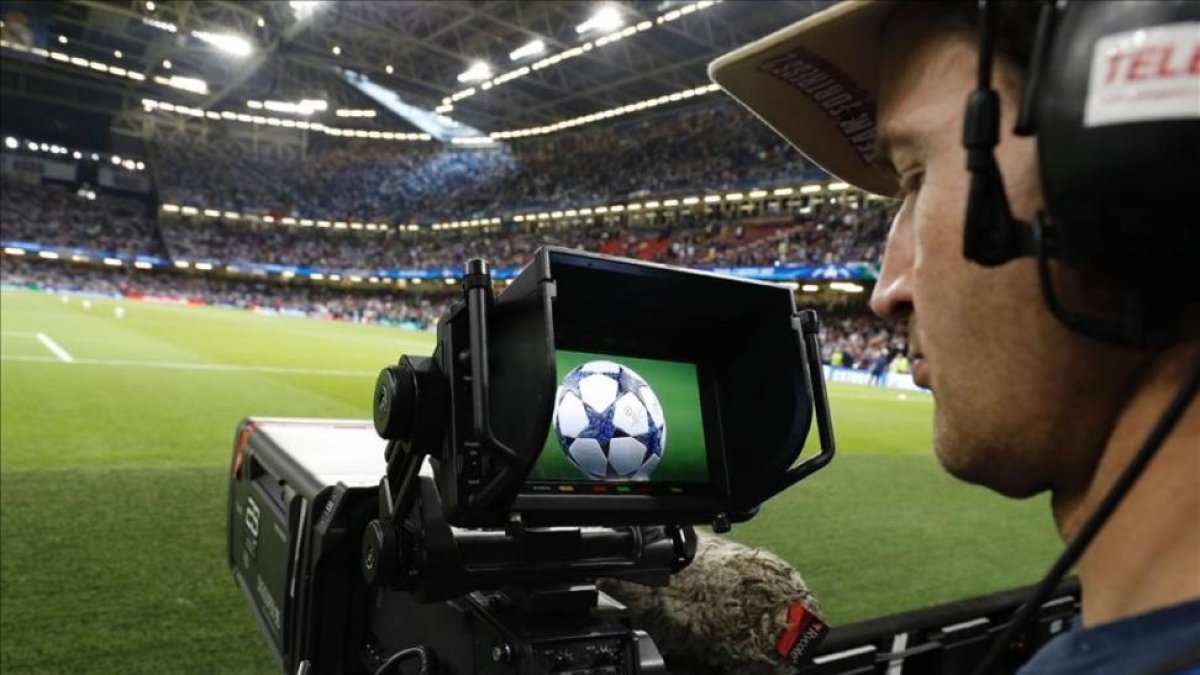 Cámara de televisión en la última final de la Champions.-/ ADRIAN DENNIS