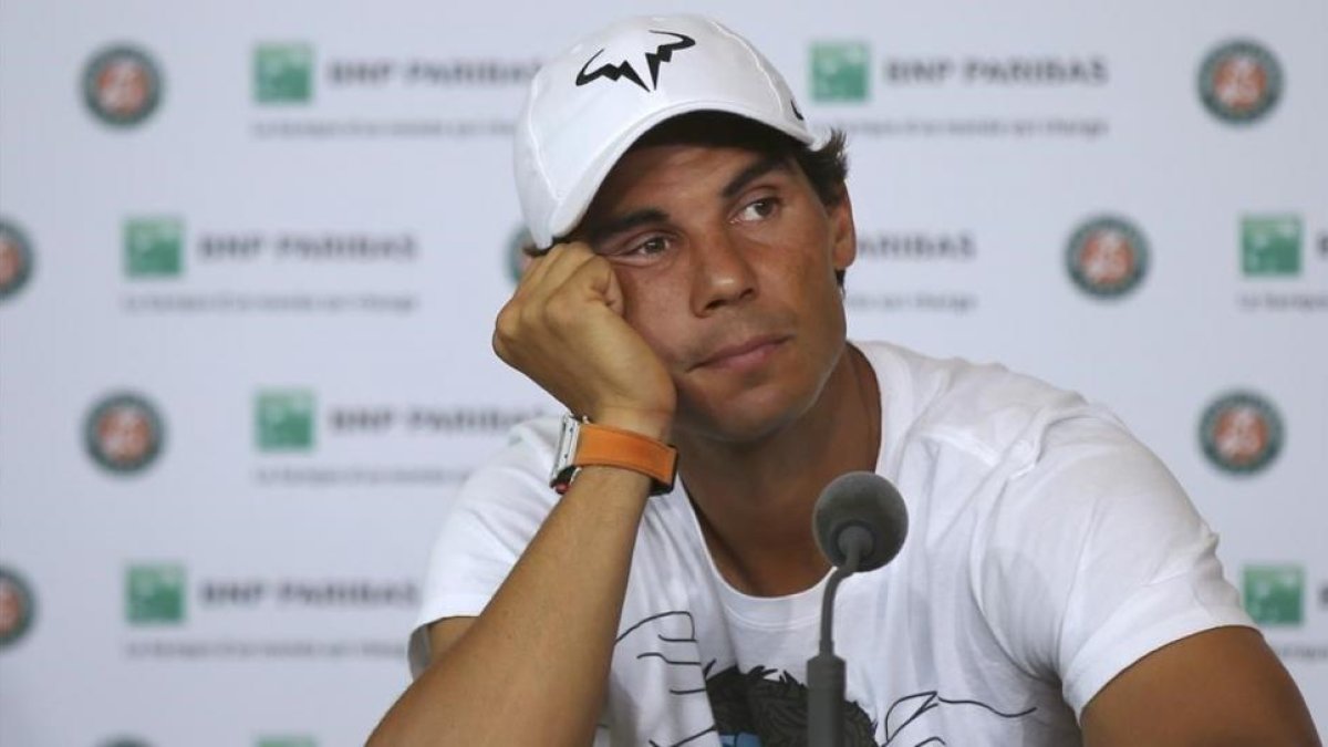 Nadal, resignado, en la rueda de prensa posterior a su retirada de Roland Garros.-AP / MICHEL EULER