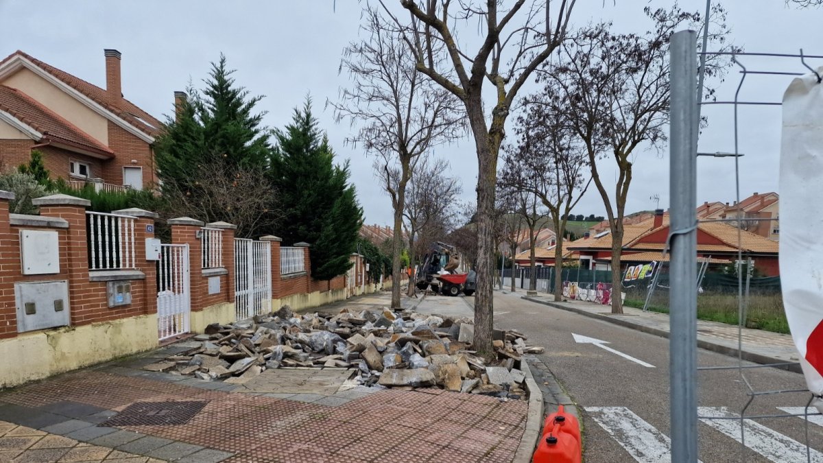 La calle Pesqueras de Arroyo de la Encomienda en Valladolid en obras. AYTO. E.