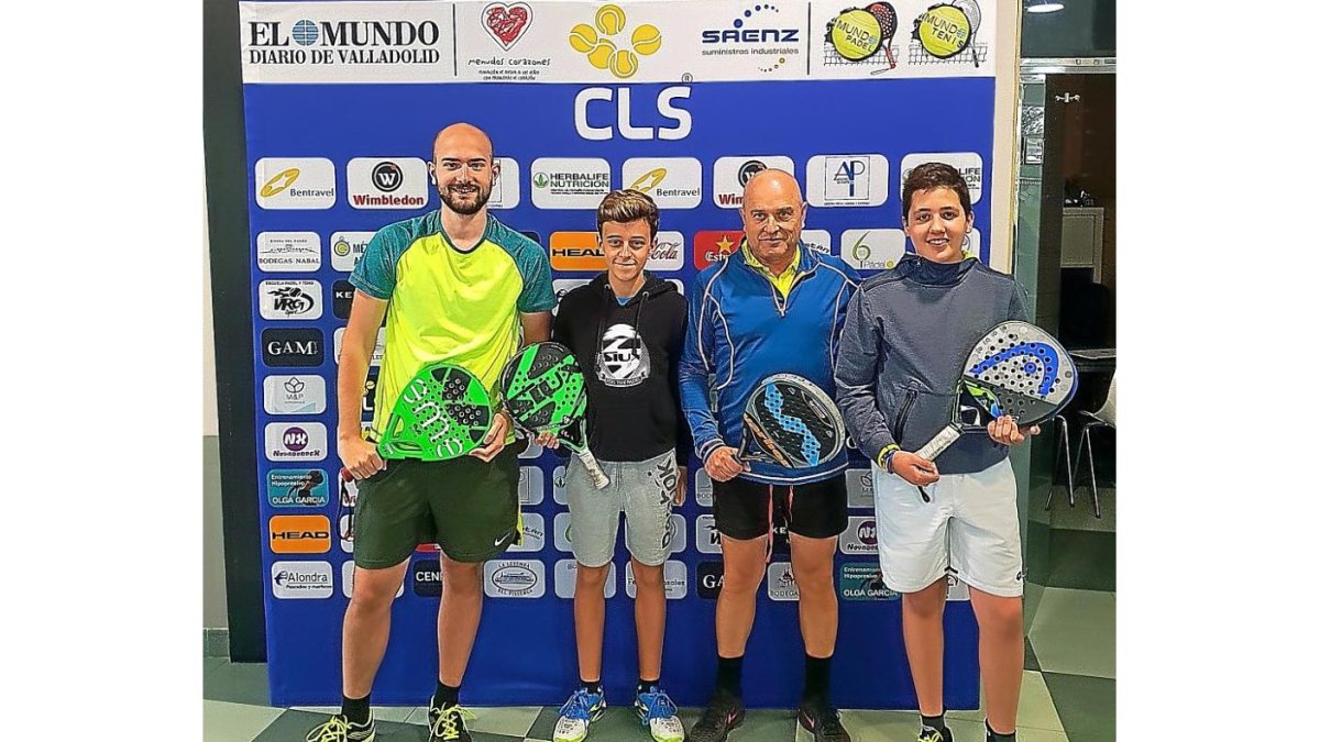 Pablo Vaquero y Juan Carlos Vaquero posan junto a Daniel de Cabo y Pablo San José.-EL MUNDO