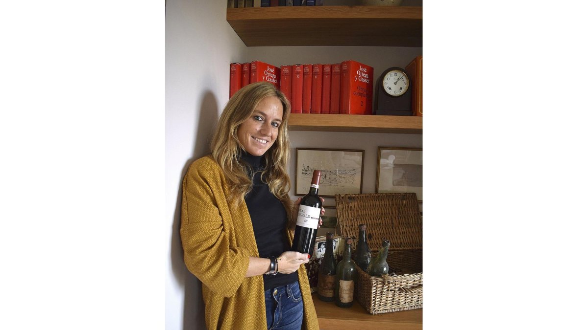 Isabel Pérez Varela, en la casa familiar de Mayorga -situada junto a la finca de Castilleja- con la moderna etiqueta y las botellas antiguas.-ARGI