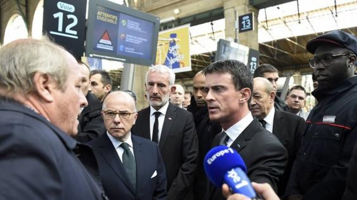 Valls habla con los familiares de las víctimas caídas en el Bataclan, este domingo.-POOL / REUTERS