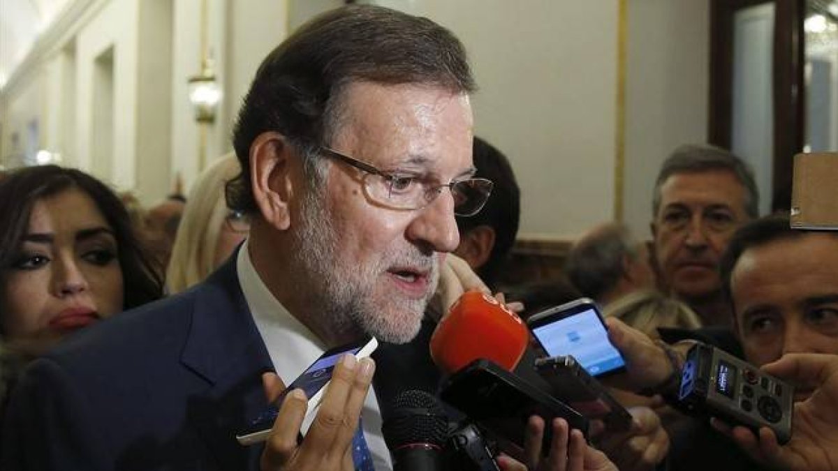 El presidente del Gobierno, Mariano Rajoy, atiende a los medios este martes en los pasillos del Congreso.-Foto: EFE/ PACO CAMPOS
