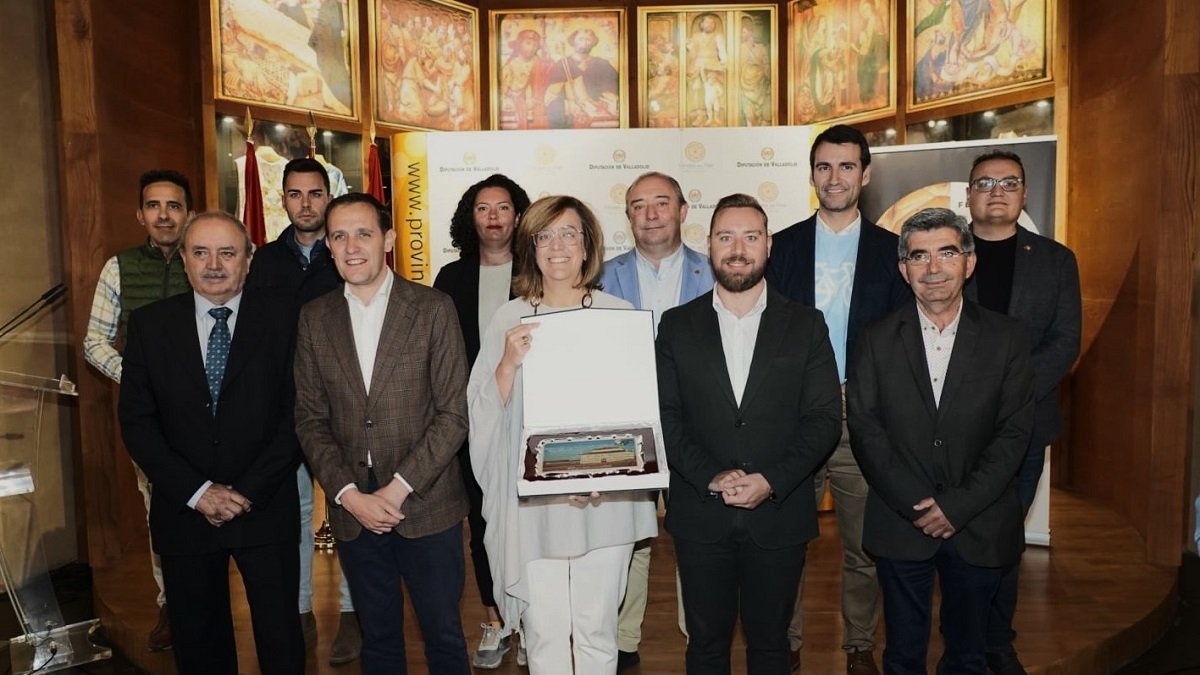 Ángeles Armisén, presidenta de la Diputación de Palencia, recibe la 'Lenteja de Oro' en la Feria del Pan y la Lenteja de Tierra de Campos. -DIPUTACIÓN VALLADOLID