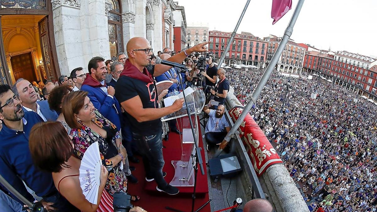 César Pérez Gellida, durante su pregón, con el alcalde, Óscar Puente, detrás y los miembros de la Corporación municipal .-J.M. LOSTAU