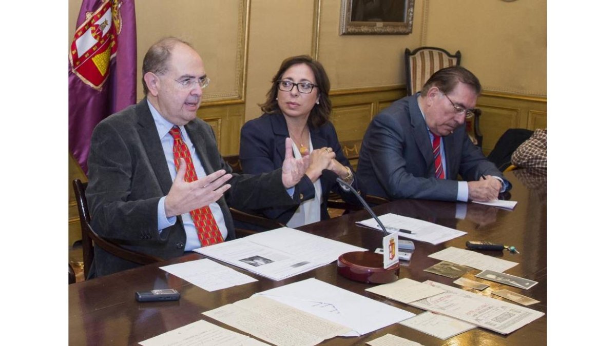El director de la institución, José Manuel López, muestra varios de los documentos, acompañado por la diputada provincial, Raquel Contreras, y el secretario de la institución, Vicente Ruíz de Mencía-Ical