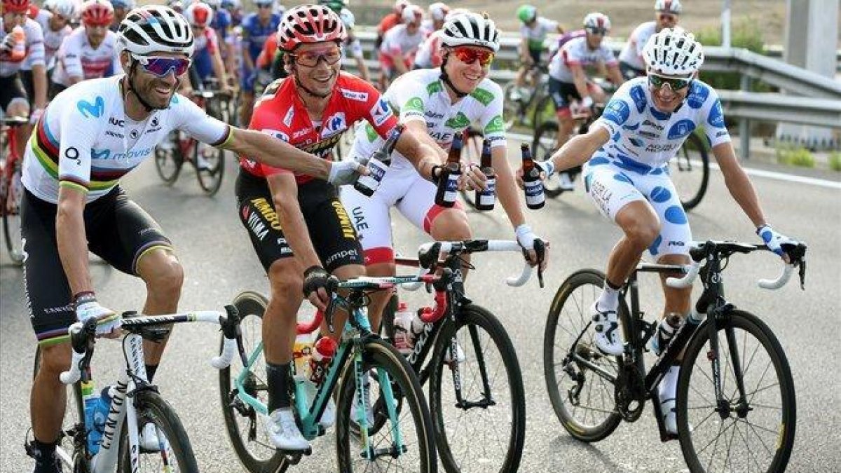 Valverde, Roglic, Pogacar y Bouchard, ganador de la montaña, brindan en la última etapa con la cerveza patrocinadora de la carrera.-EFE / JAVIER LIZON