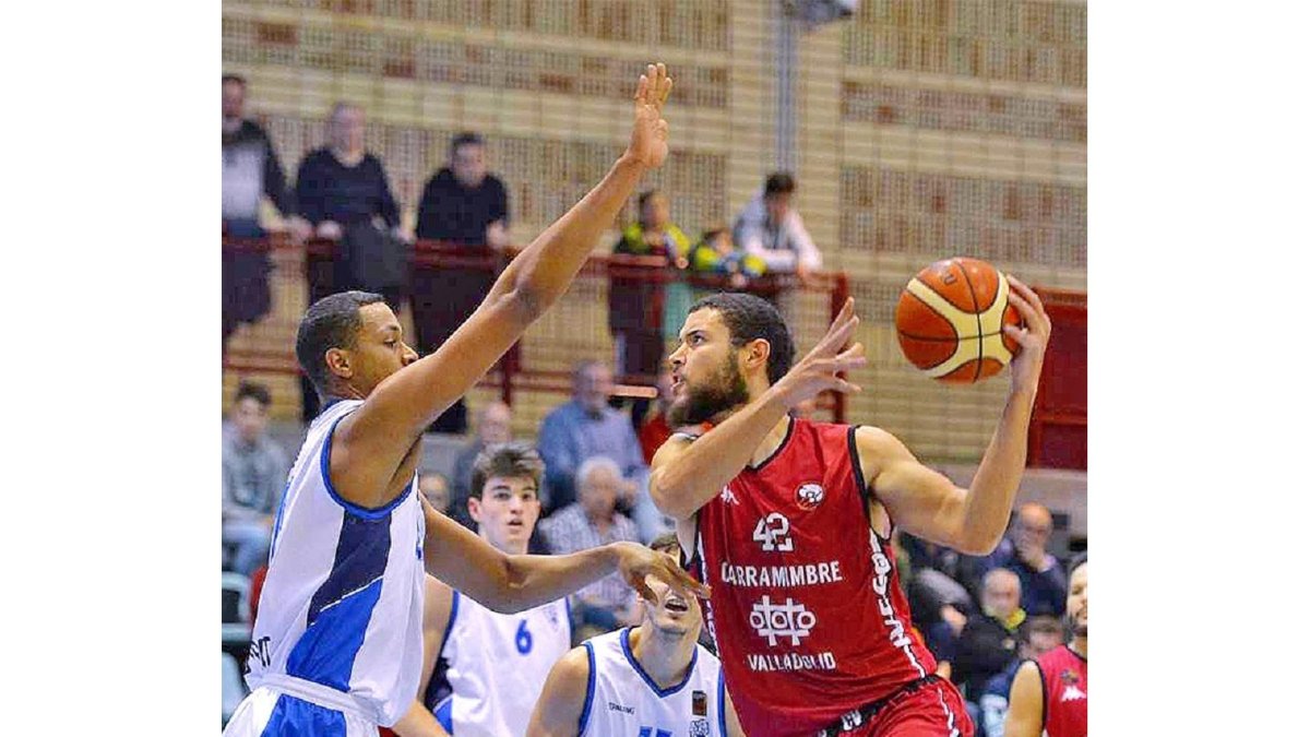 Hayes intenta culminar un ataque del Carramimbre.-PHOTO-DEPORTE