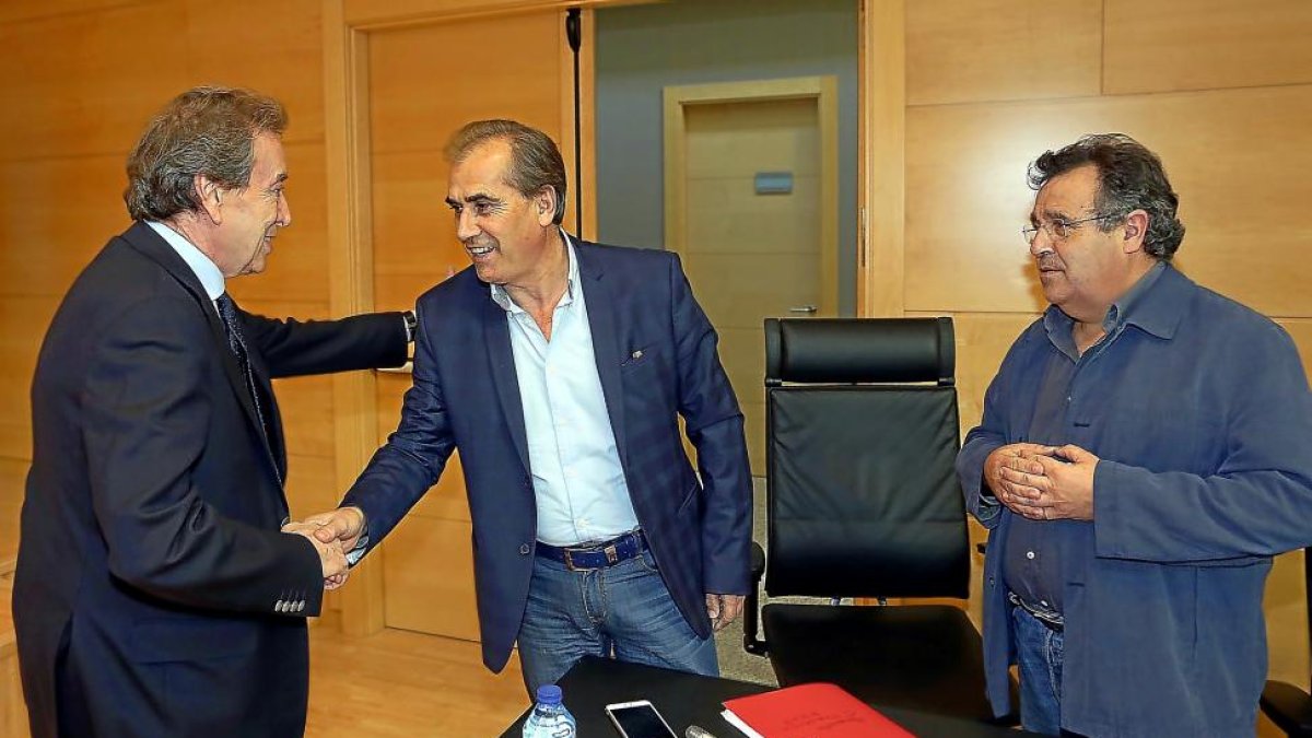 De Santiago-Juárez, saluda a los procuradores socialistas Luis Briones y José Ignacio Martín Benito (D).-ICAL