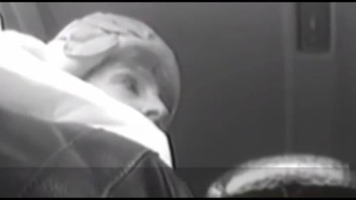 Imagen del  vídeo en que se ve a una profesora que contrata a un sicario para matar a un alumno en Rusia.-