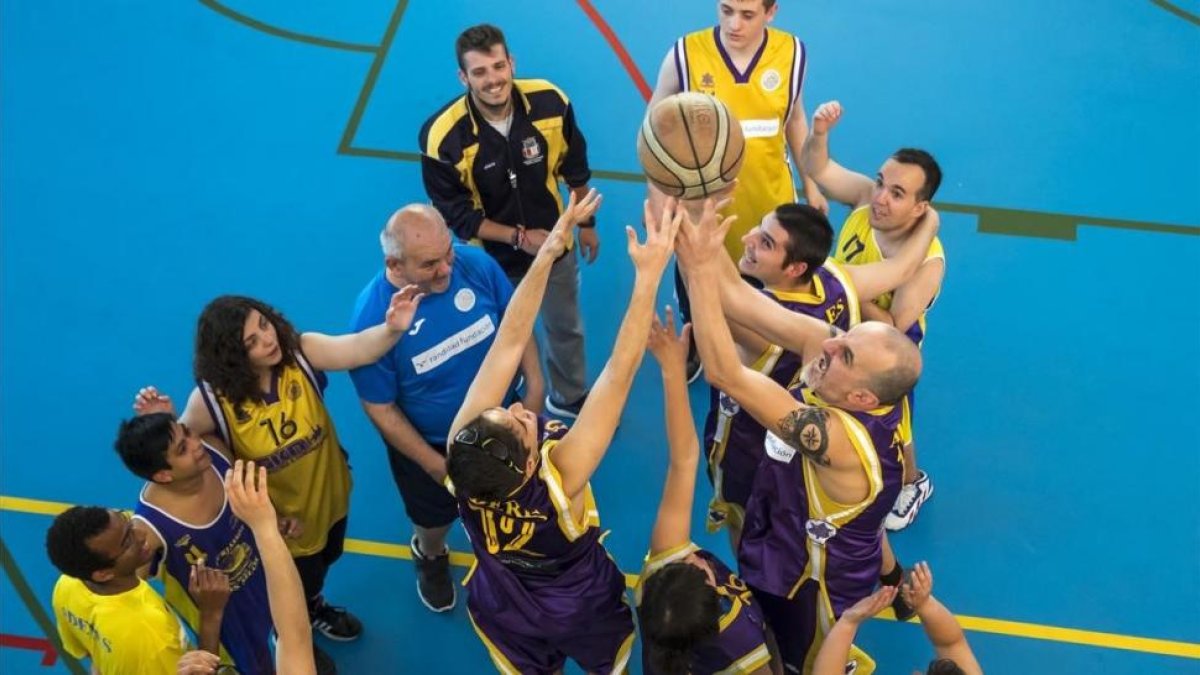 Jugadores del equipo de baloncesto Aderes, en el pabellón de Burjassot, esta semana.-MIGUEL LORENZO