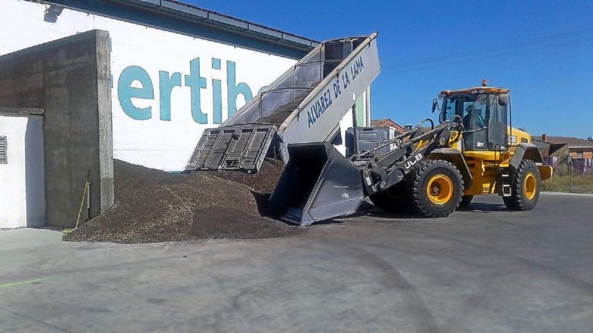 Un trabajador realiza labores de carga de grano en las instalaciones de la empresa Álvarez de la Lama en Villada (Palencia).-ACCOE