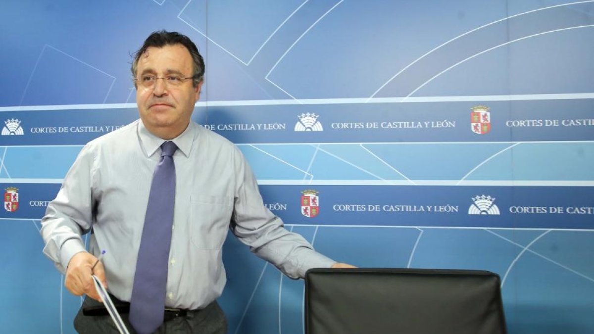 El procurador socialista osé Ignacio Martín Benito informa sobre la situación del patrimonio histórico-artístico de la Comunidad ante los últimos casos de derrumbe.-ICAL