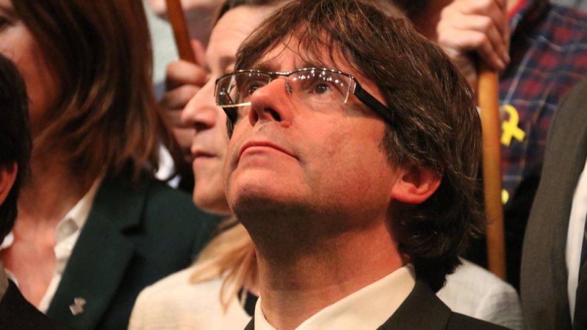 El expresident Puigdemont ha sido acompañado a Bruselas por un agente de los Mossos dEsquadra.-LAURA POUS (ACN)