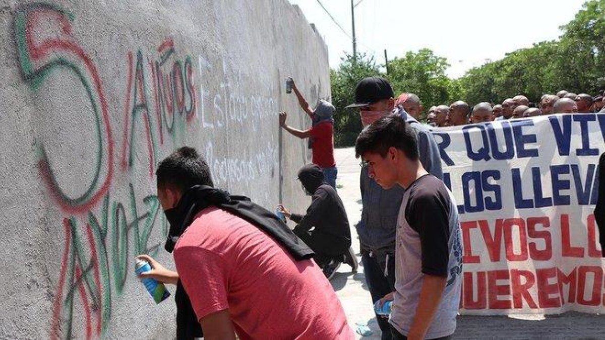 Familiares de los 43 jóvenes de Ayotzinapa desaparecidos protestan en el quinto aniversario de la tragedia, frente al palacio de justicia de Iguala.-FRANCISCA MEZA (EFE)