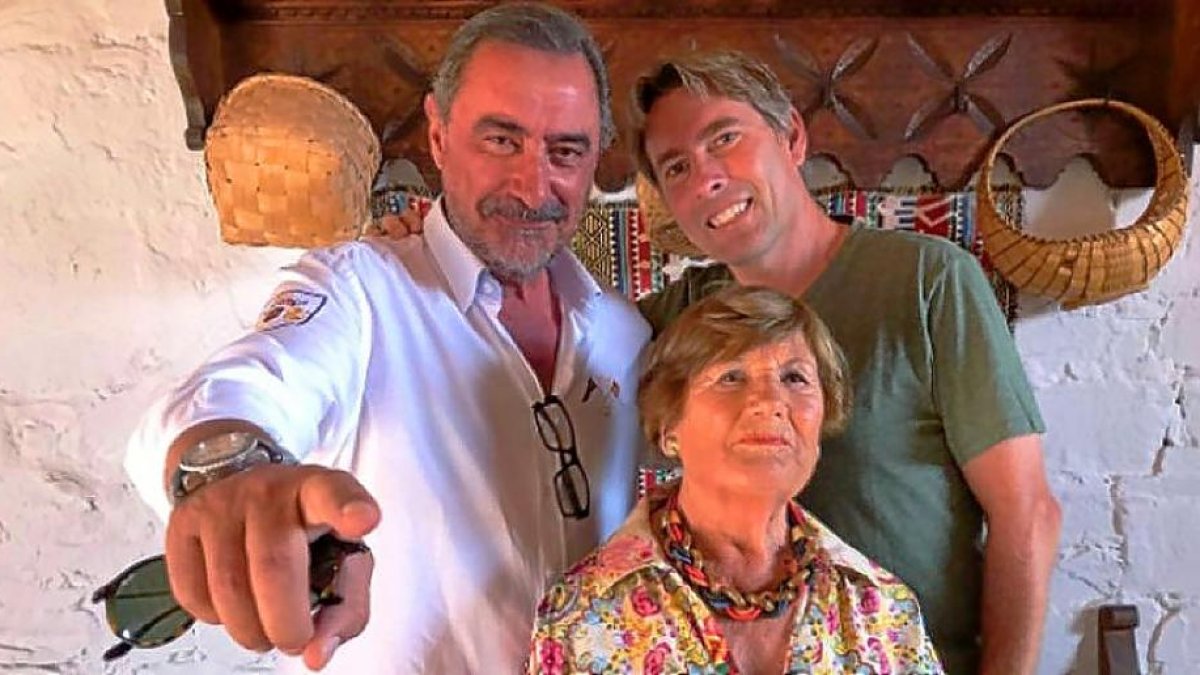 Maruja Botas, flanqueada por los dos periodistas radiofónicos, Carlos Herrera (i) y Javier del Pino (d).-E.M.