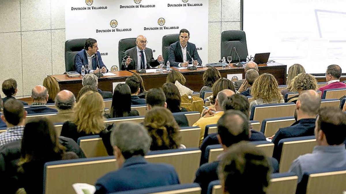 Alberto Collantes, Jesús Julio Carnero y Guzmán Gómez ayer, se dirigen a los concejales y alcaldes.-EL MUNDO