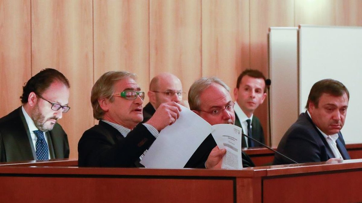 Acusados en el ‘Caso PGOU’ durante una de las sesiones del juicio que se celebró en octubre en la Audiencia.-J.M. LOSTAU