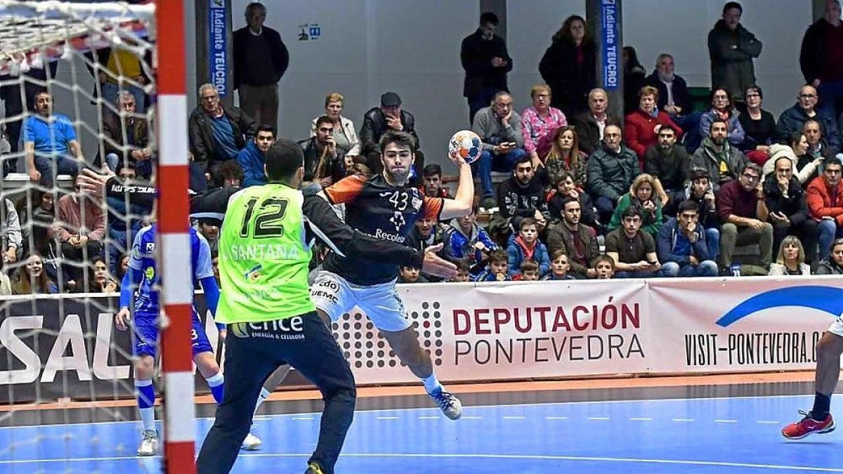 Manu García se dispone a lanzar tras salvar la defensa del Teucro.-PHOTO-DEPORTE