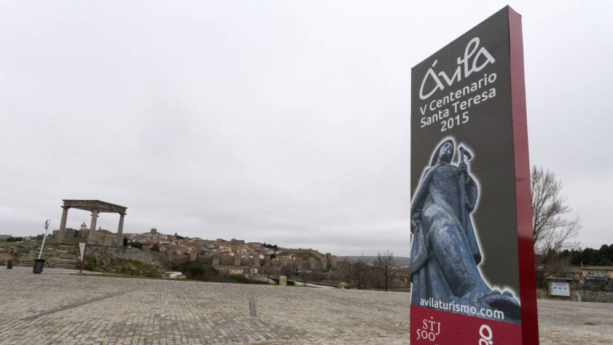 Una de las señales turísticas que ya pueden verse en Ávila con motivo del V Centenario del nacimiento de Santa Teresa-Efe