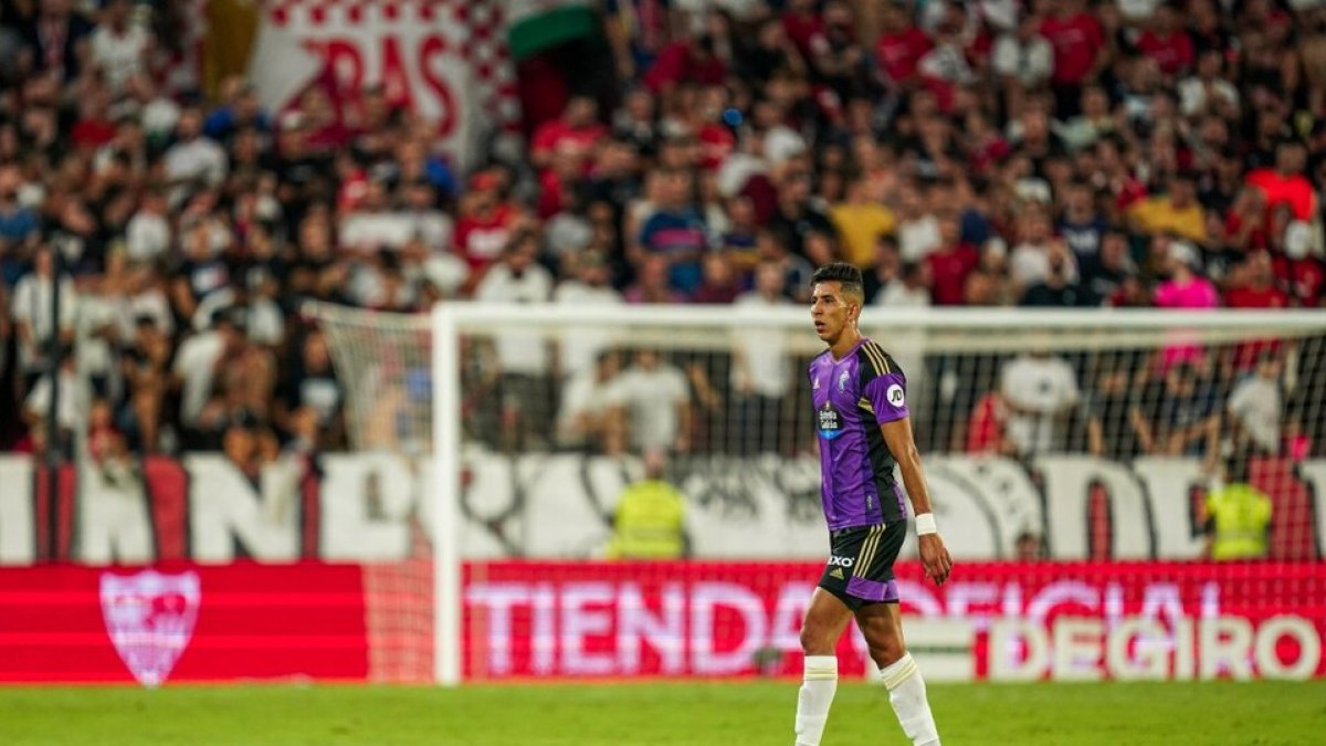 El Yamiq se retira del césped del Pizjuán. / RV. / I. SOLA