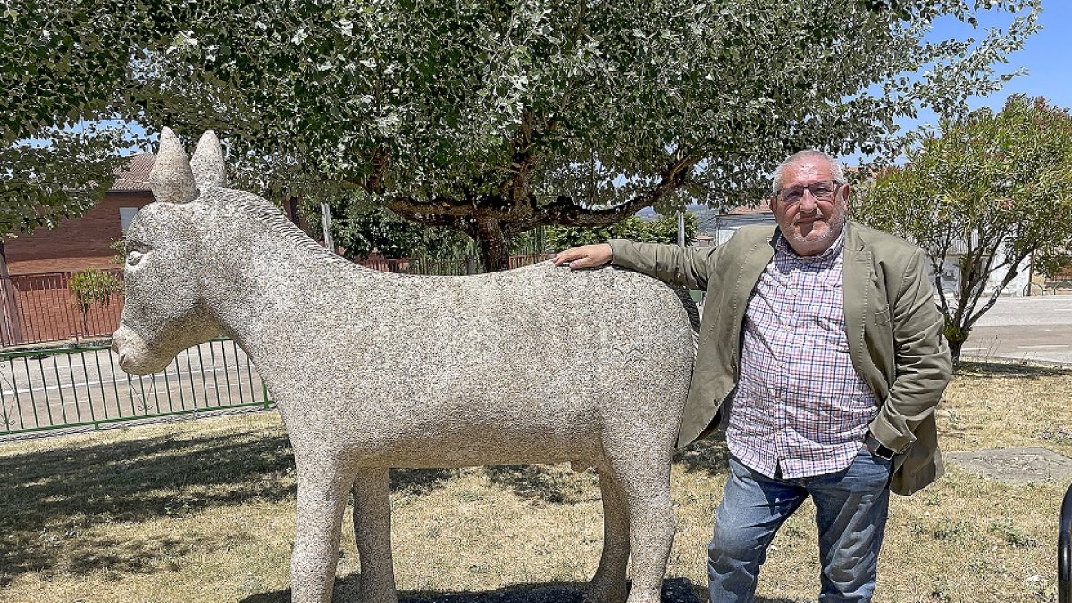 Luis Falcón, junto al burro de Villarino de los Aires./ ArgiComunicación