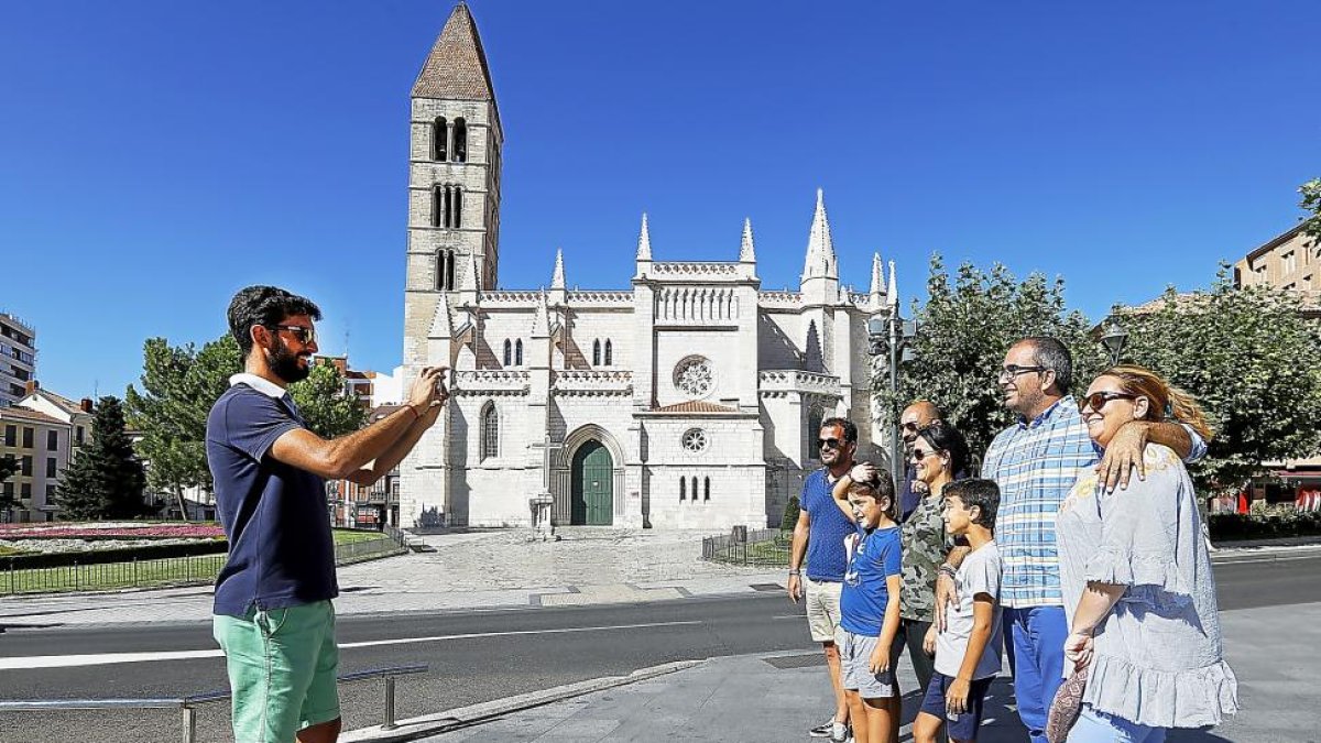 Turistas inmortalizan su visita a Valladolid con una foto ante la Iglesia de la Antigua.-J.M. LOSTAU