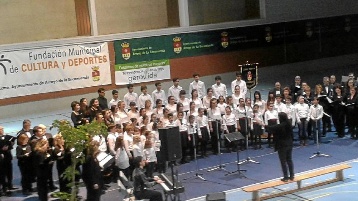 Actuación de uno de los coros participantes-L. de la Fuente