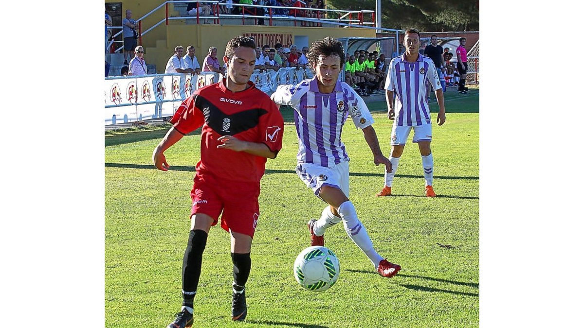 El lateral Apa tapa la internada del delantero del Laguna, ayer en Las Salinas.-REYES MOYANO