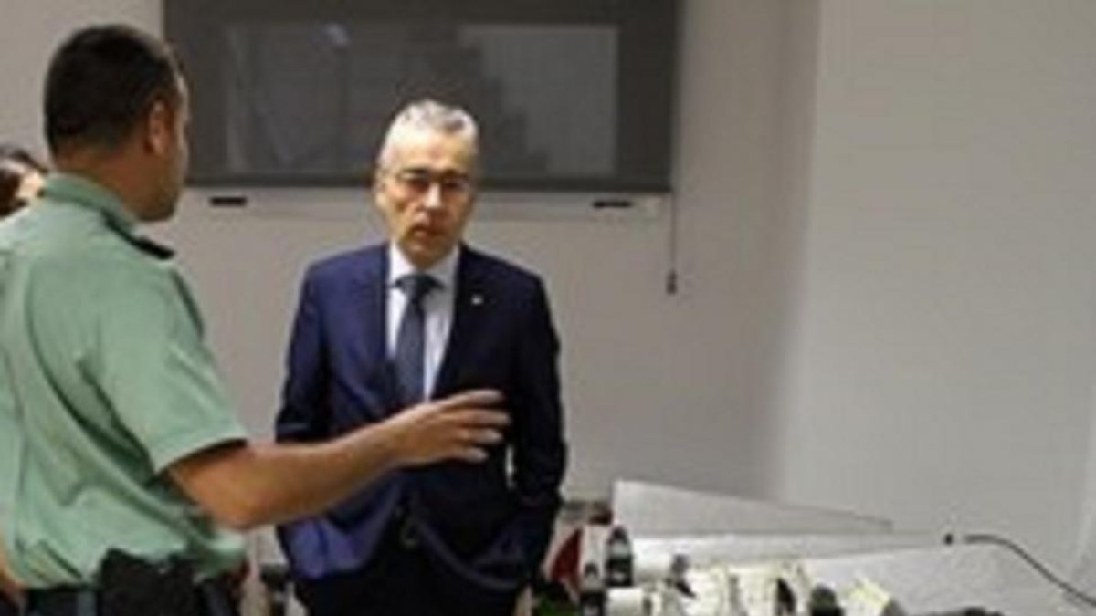 Un Guardia Civil muestra la marihuana incautada.-EUROPA PRESS