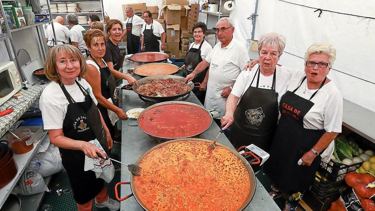 Los cocineros de la casa de Zamora presumen de sus platos.-J. M. LOSTAU