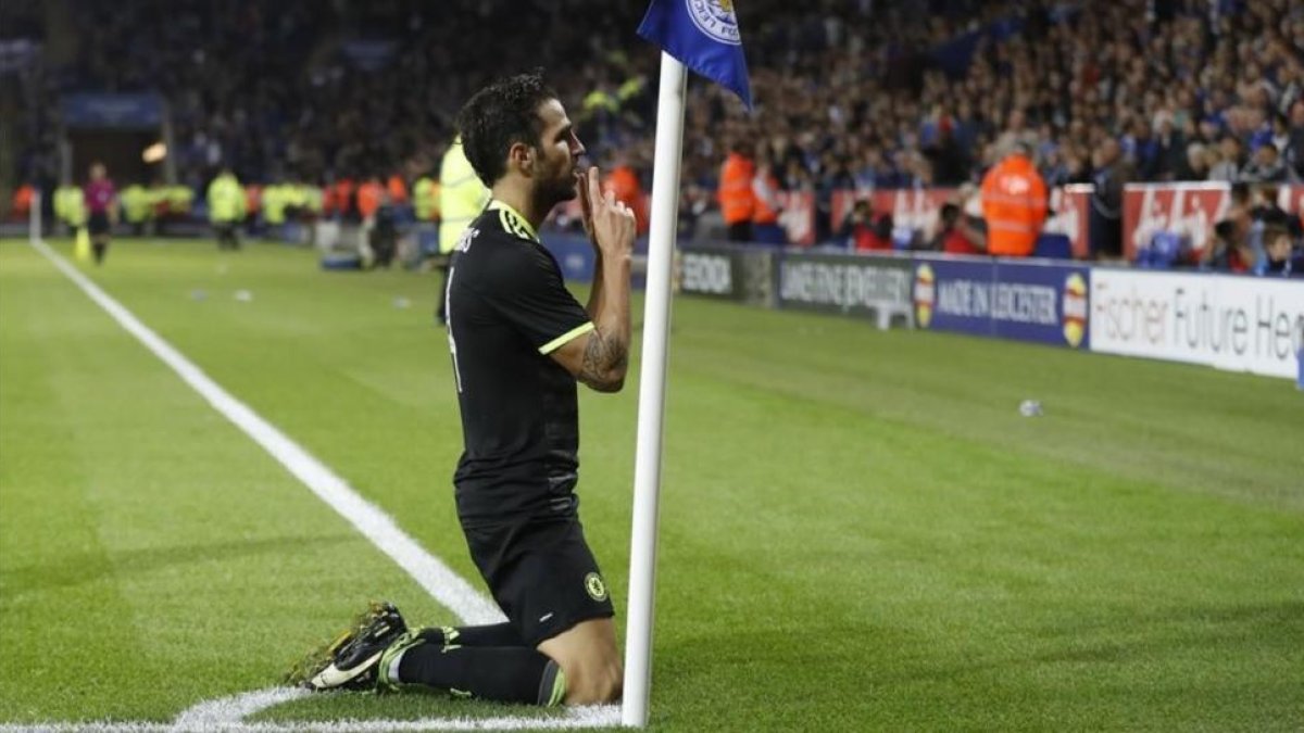 Cesc Fàbregas celebra uno de sus goles en el banderín de córner frente a los fans del Chelsea que viajaron a Leicester.-REUTERS / CARL RECINE
