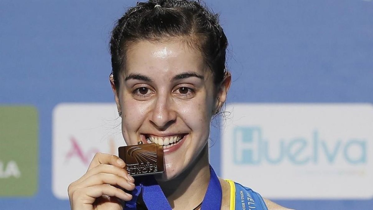 Carolina Marin, con su medalla de oro europea.-EFE