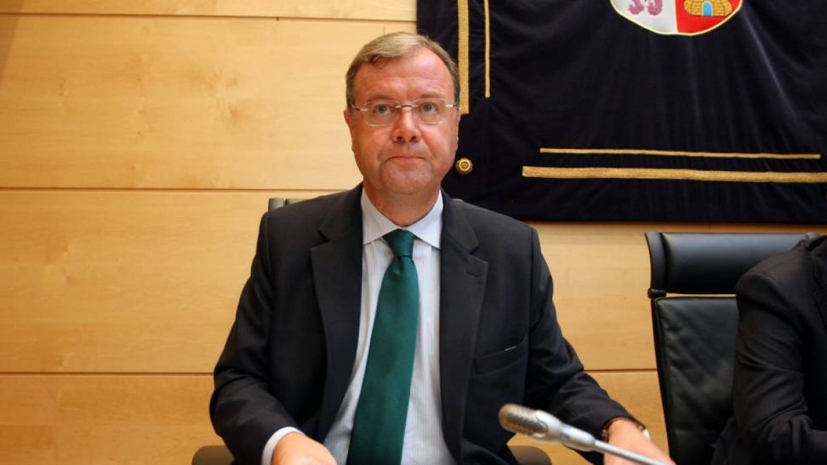 El consejero de Fomento y Medio Ambiente, Antonio Silván, comparece en la Comisión de Hacienda de las Cortes de Castilla y León para explicar las cuentas de su departamento para 2015-Ical