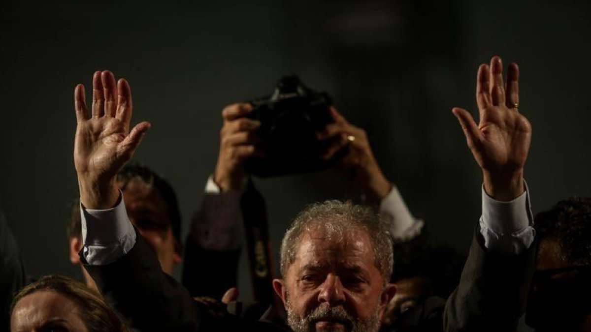 El expresidente brasileño Luiz Inácio Lula da Silva, ayer en un evento con miles de simpatizantes.-EFE