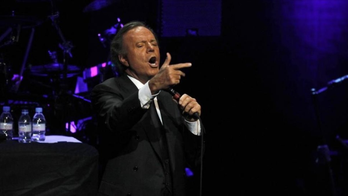 Julio Iglesias, en el Teatre Liceo de Barcelona, en julio del 2012.-JOSEP GARCÍA