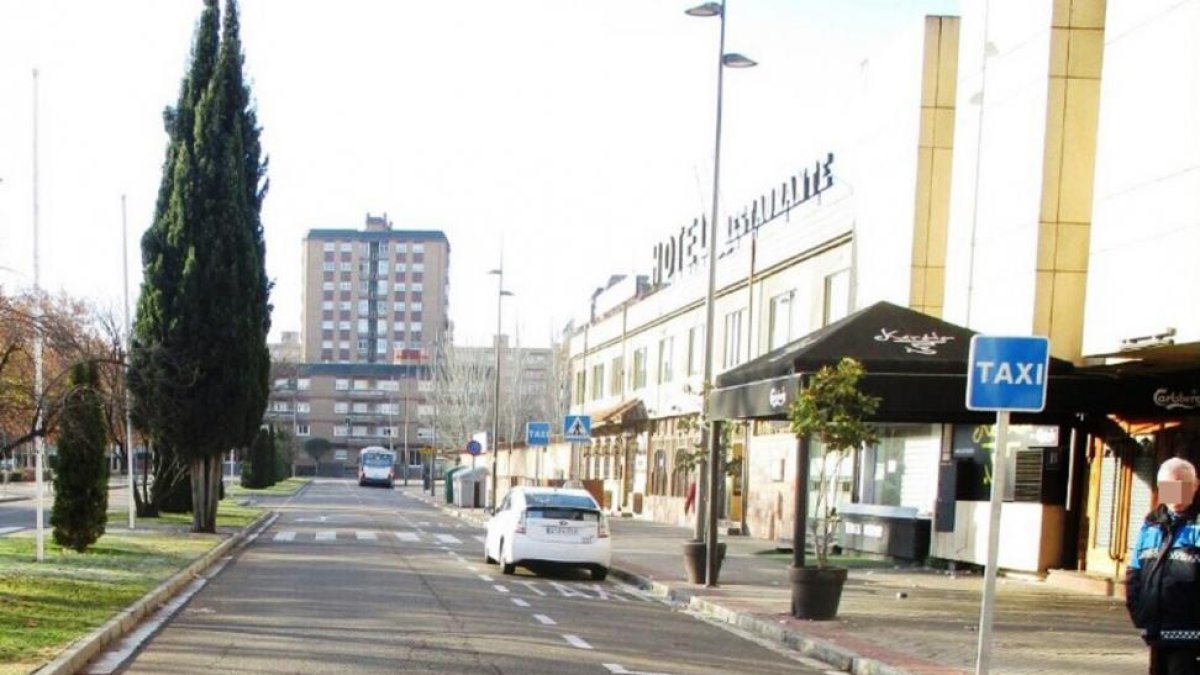 Un policía municipal en el lugar del atropello de la avenida Ramón Pradera, poco después del suceso.-E.M.