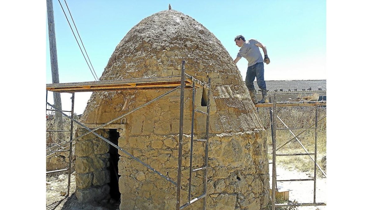 Trabajos de rehabilitación del primer chozo de Urueña, donde se van a reconstruir otros dos.-D.V.