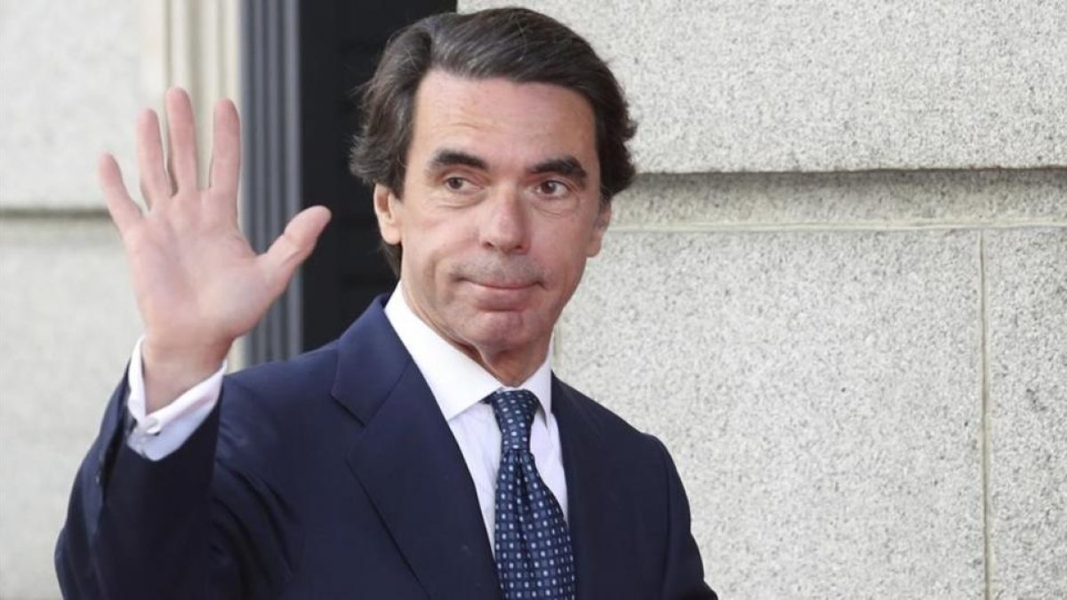 El expresidente del Gobierno José María Aznar, el miércoles, a su llegada al Congreso para acudir a la conmemoración del 40º aniversario de las primeras elecciones de la democracia.-SERGIO BARRENECHEA