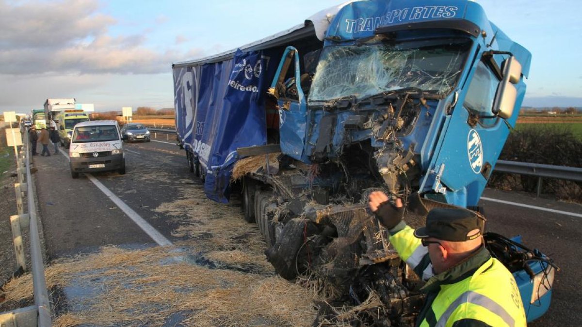 Accidente por alcance entre dos camiones en la A-62, en el término municipal de Villamediana (Palencia)-Ical