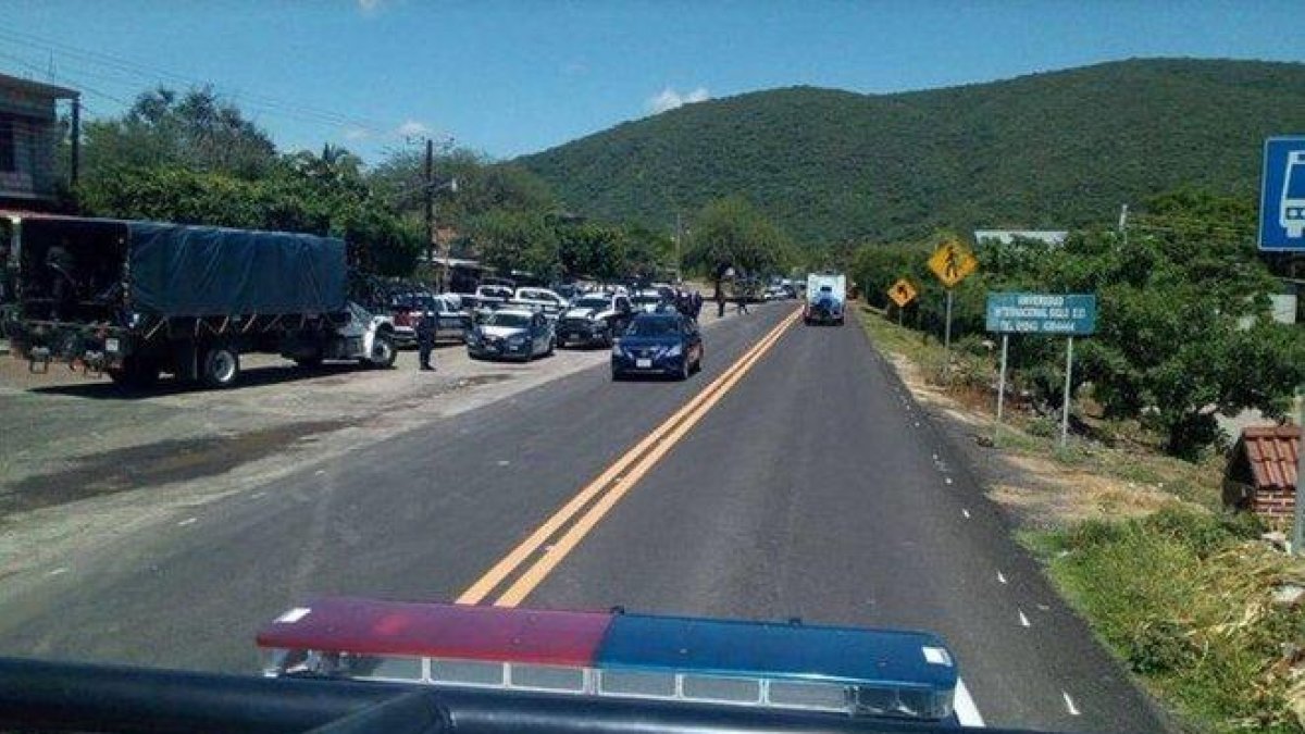 Unidades de la policía en un poblado de México.-