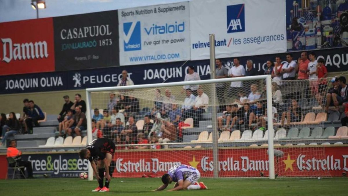 Espinoza se lamenta en el suelo tras desaprovechar una ocasión para acortar distancias, ayer en Reus-PHOTO-DEPORTE