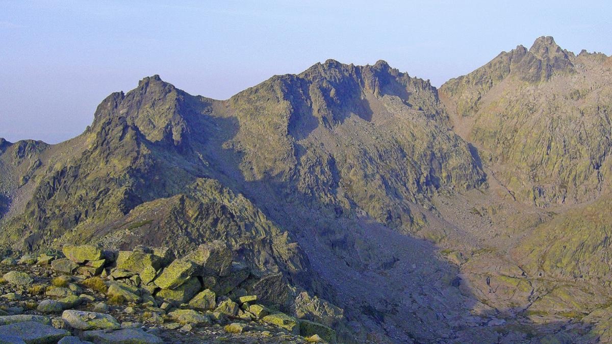 Los impresionantes cuchillares flanquean la cumbre del Pico Almanzor en la sierra de Gredos en la vista obtenida desde la cumbre del pico Morezón.-N.S.