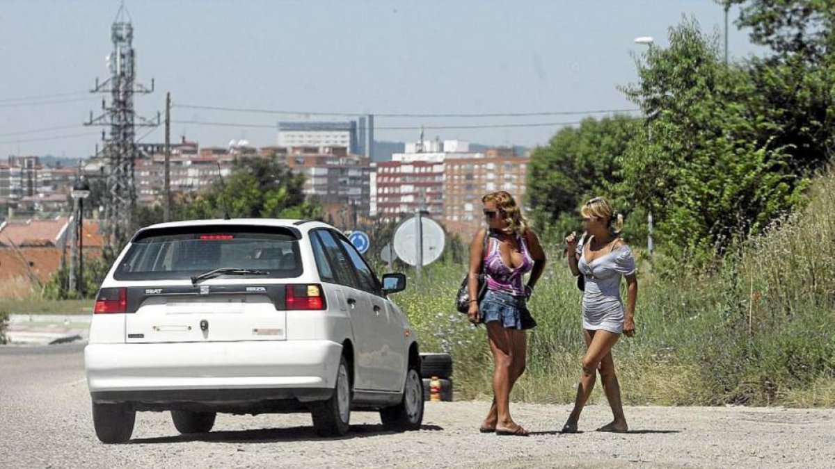 Dos mujeres ejercen la prostitución en la carretera de Renedo en una imagen de archivo-El Mundo