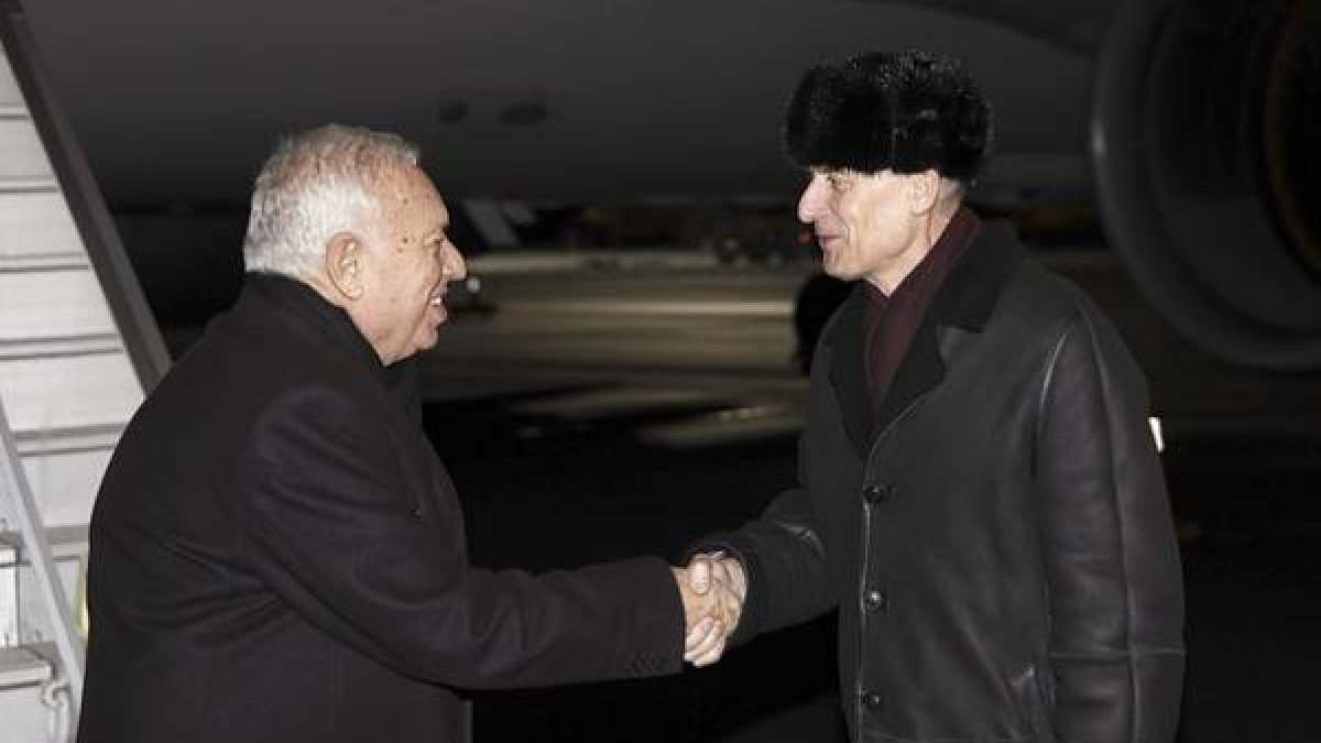El ministro de Exteriores, José Manuel García-Margallo, es recibido por el embajador de España en Ucrania, Gerardo Ángel Bugallo, a su llegada a Kiev.-Foto: Paco Campos / EFE