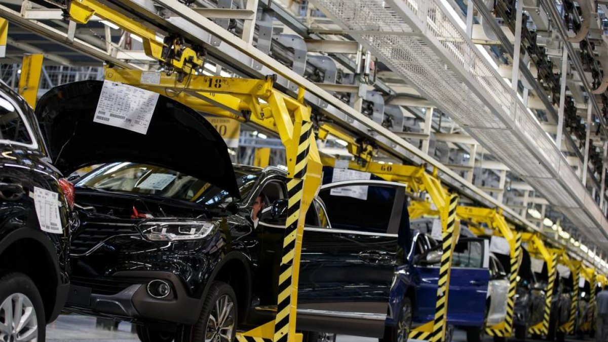 Línea de producción de vehículos Renault en la fábrica de Villamuriel en Palencia.-EL MUNDO