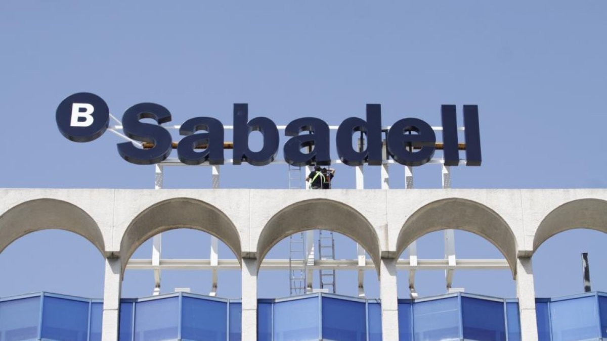 Cartel en una de las sedes de Banco Sabadell.-ROBERTO PÉREZ