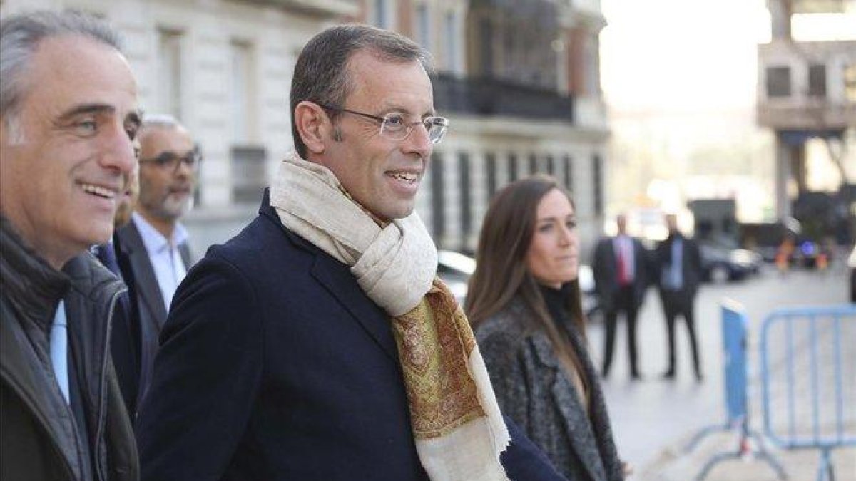 Sandro Rosell, junto al abogado Pau Molins, camino de la Audiencia Nacional.-DAVID CASTRO
